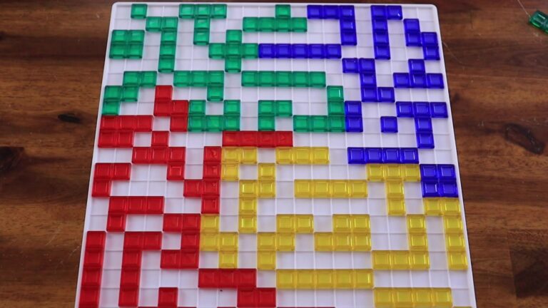 Blokus game board with green, purple, red, and yellow pieces.